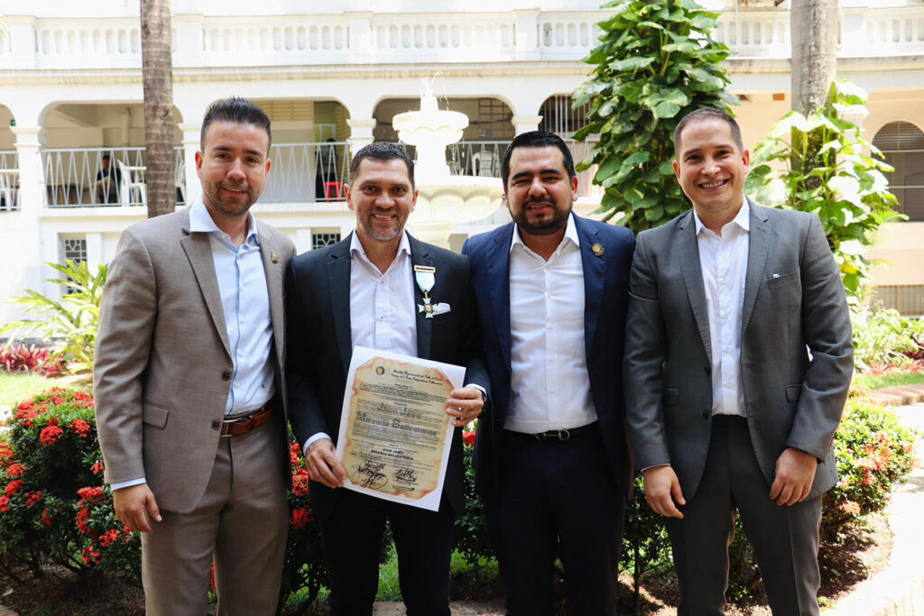 la-asamblea-del-Valle-condecora-al-periodista-deportivo-JJ-Miranda-por-su-trayectoria-02