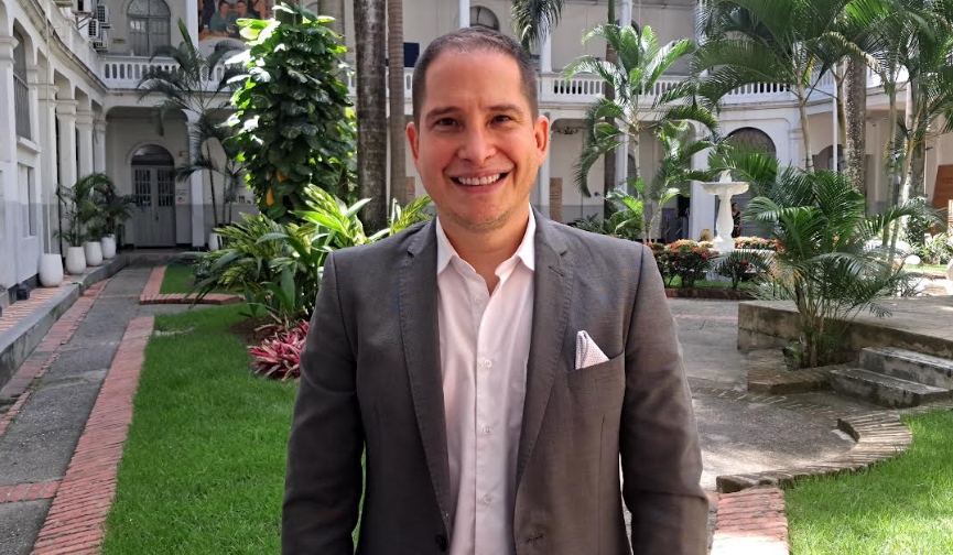 la-asamblea-del-valle-condecora-al-periodista-deportivo-JJ-miranda-por-su-trayectoria-03