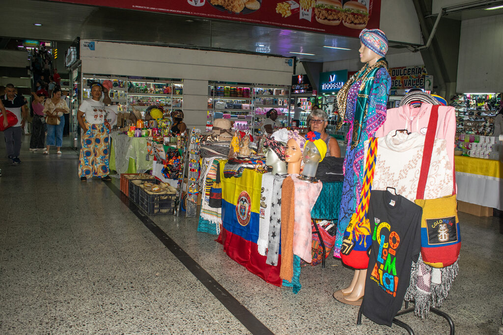 la-terminal-de-transportes-de-cali-se-viste-de-petronio-alvarez-02