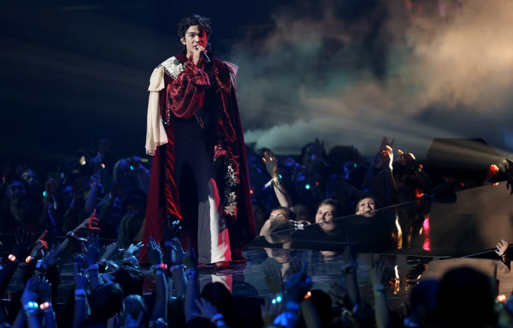 conan-gray-revive-la-tragedia-de-romeo-y-julieta-en-los-mtv-vmas-2025-03