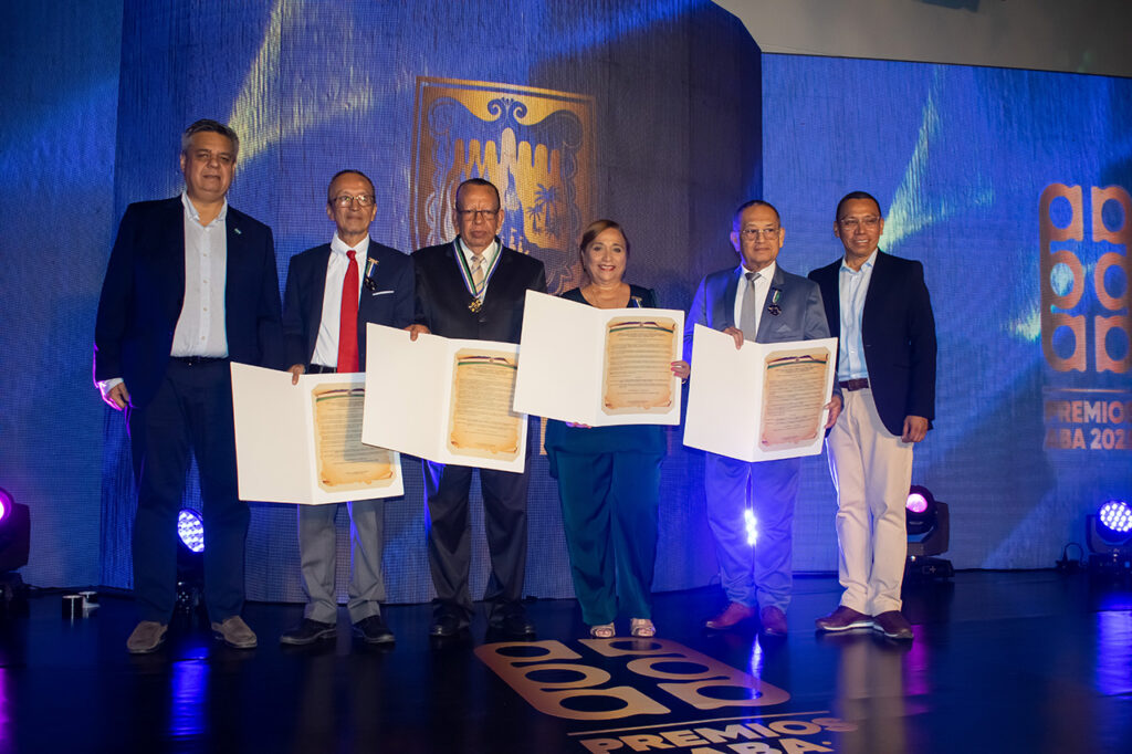 reconocimiento-a-la-trayectoria-periodistica-de-freddy-leon-cuellar-en-los-premios-aba-01