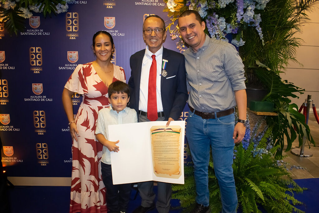 reconocimiento-a-la-trayectoria-periodistica-de-freddy-leon-cuellar-en-los-premios-aba-04