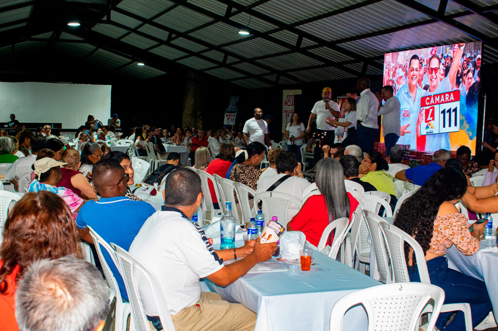 una-noche-de-fiesta-y-musica-con-julian-rojas-organizada-por-el-diputado-daniel-hoyos-02