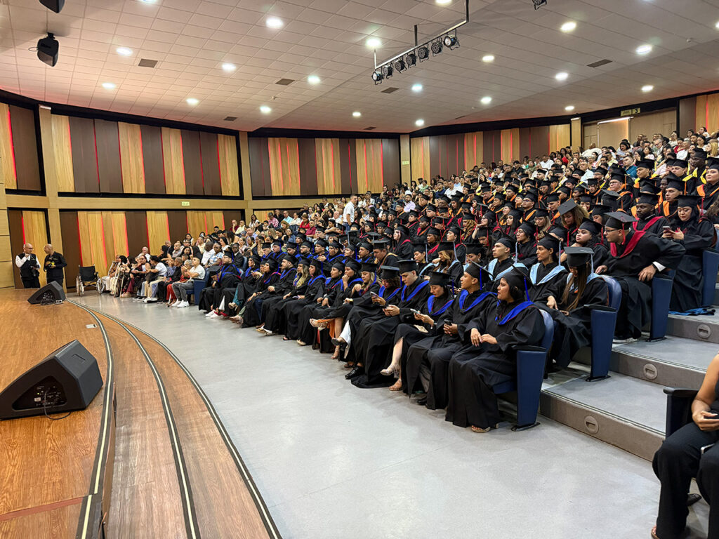 educacion-y-esfuerzo-141-profesionales-recibieron-su-titulo-en-unicuces-01