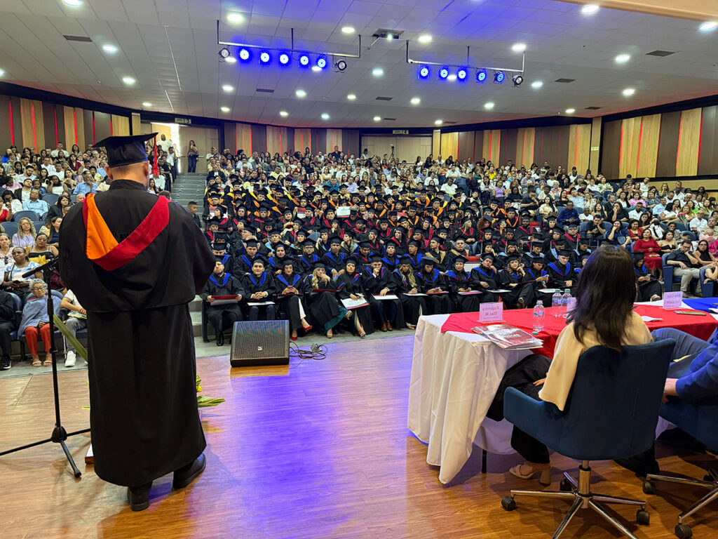 educacion-y-esfuerzo-141-profesionales-recibieron-su-titulo-en-unicuces-02